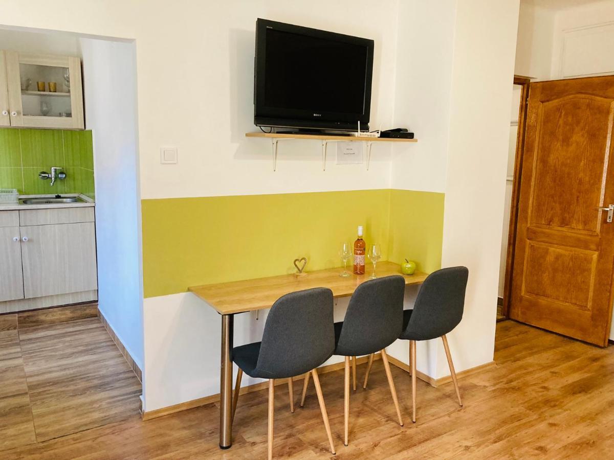 Like Apartman Еґер Екстер'єр фото